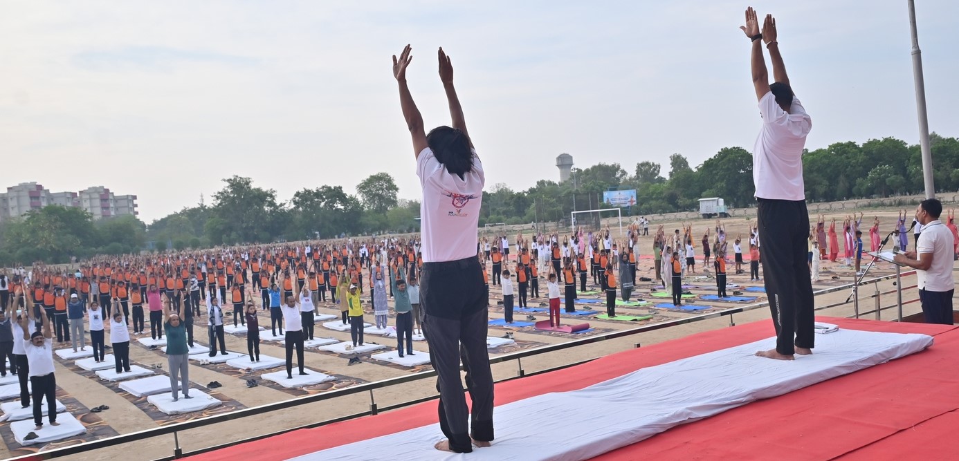 योग दिवस को लेकर फाइनल रिहर्सल में भाग लेते अधिकारी, कर्मचारी व आमजन। योग दिवस को लेकर फाइनल रिहर्सल में भाग लेते अधिकारी, कर्मचारी व आमजन।