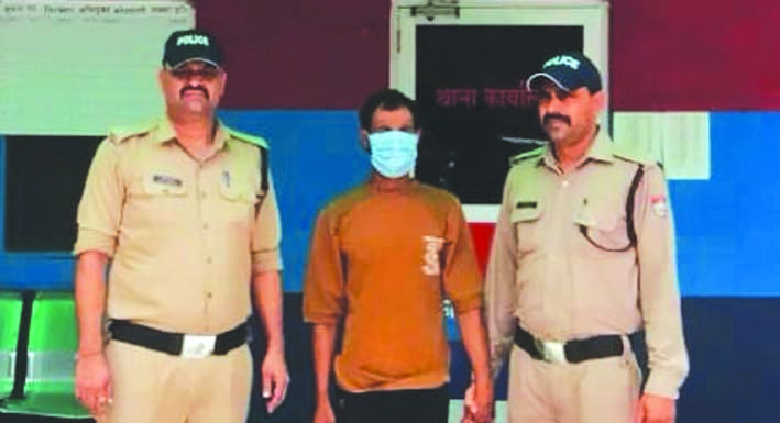 पुलिस गिरफ्त में आरोपित पुलिस गिरफ्त में आरोपित
