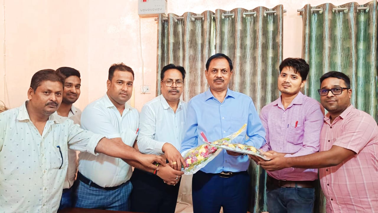 अध्यक्ष को बुके देकर सम्मानित कर्मीगण अध्यक्ष को बुके देकर सम्मानित कर्मीगण