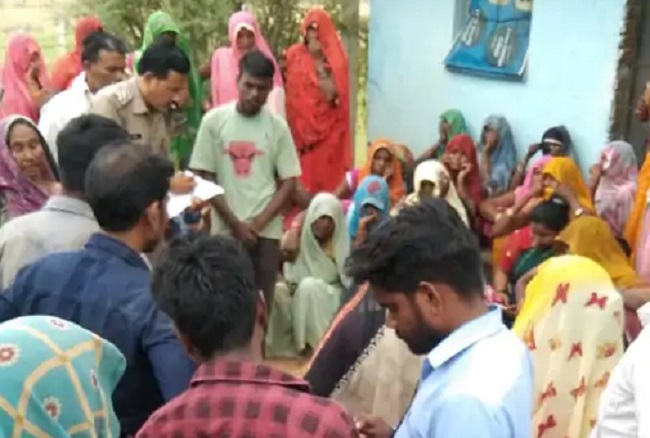 घटना के बाद जुटी भीड़ घटना के बाद जुटी भीड़