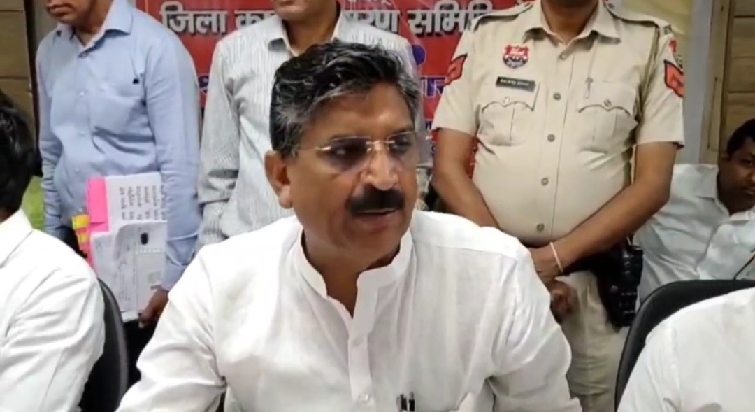 पत्रकारों से बातचीत करते मंत्री कृष्ण बेदी पत्रकारों से बातचीत करते मंत्री कृष्ण बेदी