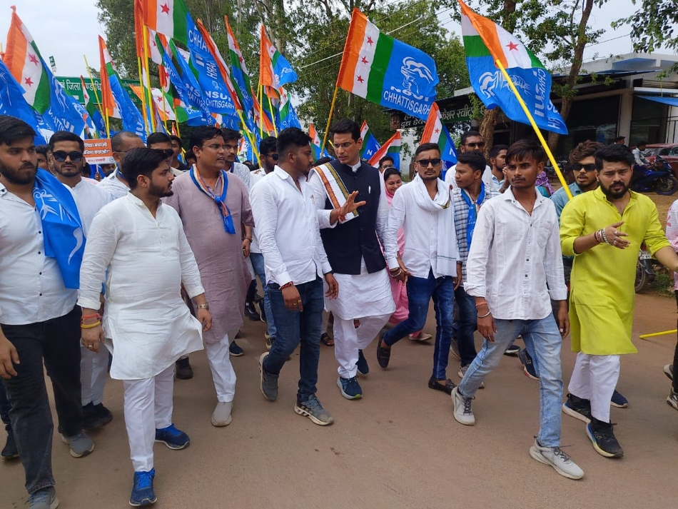 पदयात्रा कर कलेक्ट्रेट घेराव के लिए जाते हुए भिलाई विधायक देवेंद्र यादव और एनएसयूआई पदाधिकारी। पदयात्रा कर कलेक्ट्रेट घेराव के लिए जाते हुए भिलाई विधायक देवेंद्र यादव और एनएसयूआई पदाधिकारी।