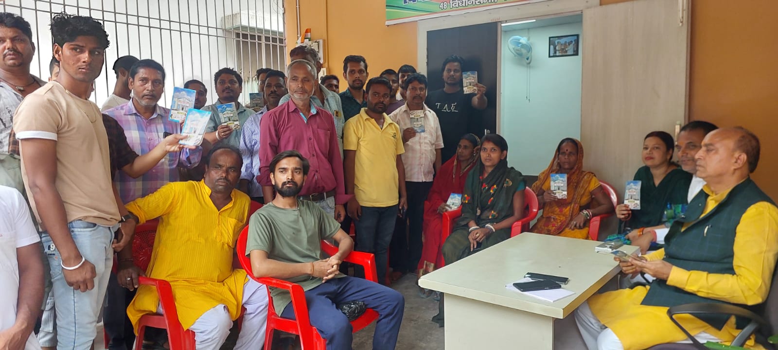 अररिया फोटो:विधायक के पास गुहार लगाते खाताधारी अररिया फोटो:विधायक के पास गुहार लगाते खाताधारी