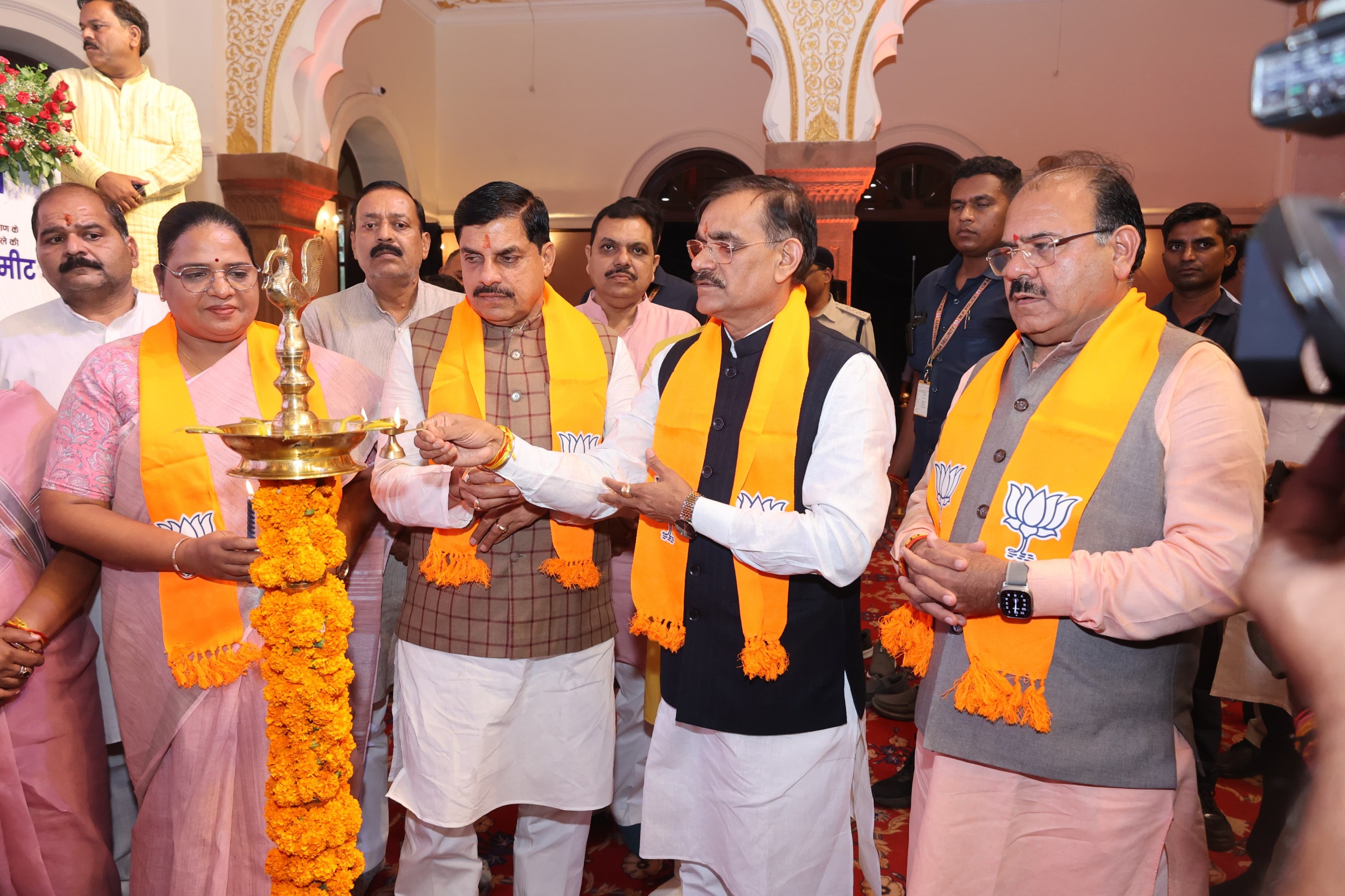 मुख्यमंत्री डॉ. मोहन यादव और भाजपा के प्रदेश वीडी शर्मा ने प्रोफेशनल मीट को किया संबोधित मुख्यमंत्री डॉ. मोहन यादव और भाजपा के प्रदेश वीडी शर्मा ने प्रोफेशनल मीट को किया संबोधित