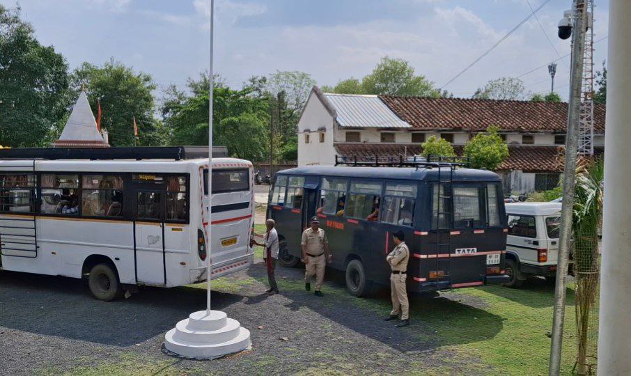 दमोह-150 से अधिक गिरफतार बसों में भरकर आरोपी न्यायालय ले गयी पुलिस दमोह-150 से अधिक गिरफतार बसों में भरकर आरोपी न्यायालय ले गयी पुलिस