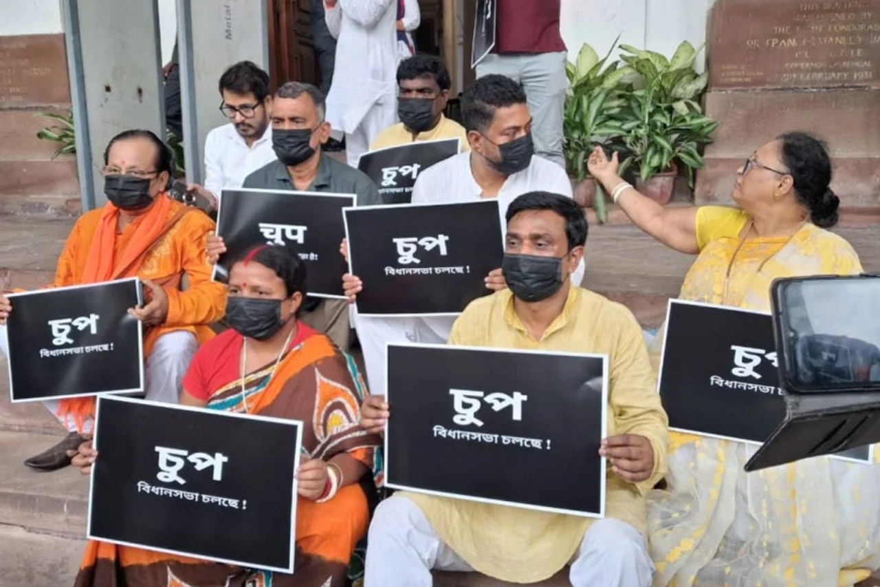 भाजपा विधायकों का विरोध प्रदर्शन भाजपा विधायकों का विरोध प्रदर्शन