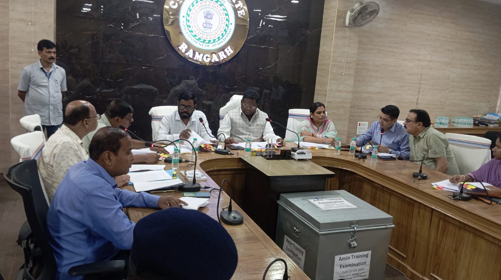 अधिकारियों के साथ बैठक करते समिति के सदस्य अधिकारियों के साथ बैठक करते समिति के सदस्य
