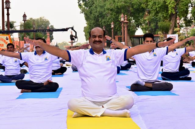 अंतरराष्ट्रीय योग दिवस के अवसर पर शनिवार को लोकसभा अध्यक्ष ओम बिरला संसद परिसर में योग करते हुए अंतरराष्ट्रीय योग दिवस के अवसर पर शनिवार को लोकसभा अध्यक्ष ओम बिरला संसद परिसर में योग करते हुए