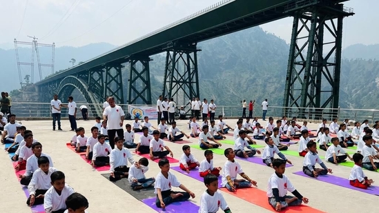 रियासी में दुनिया के सबसे ऊंचे रेलवे पुल चिनाब रेल ब्रिज पर योग सत्र किया गया आयोजित रियासी में दुनिया के सबसे ऊंचे रेलवे पुल चिनाब रेल ब्रिज पर योग सत्र किया गया आयोजित