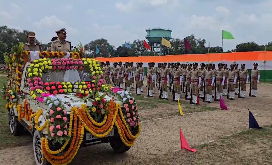 परेड का निरीक्षण करते आईजी परेड का निरीक्षण करते आईजी