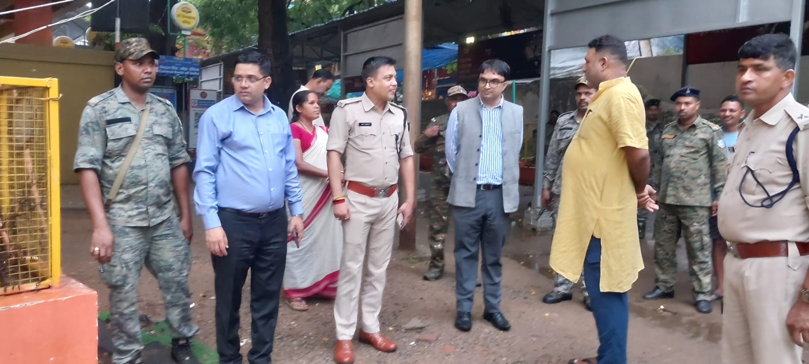 निरीक्षण करते अधिकारी