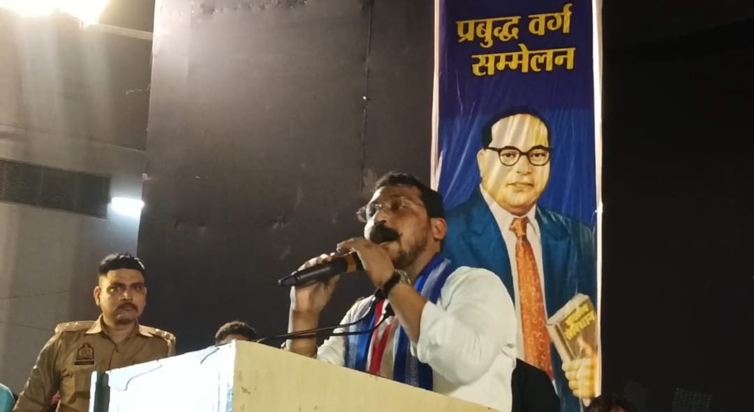 कार्यक्रम के दौरान मंच से संबोधन करते चंद्रशेखर आजाद कार्यक्रम के दौरान मंच से संबोधन करते चंद्रशेखर आजाद