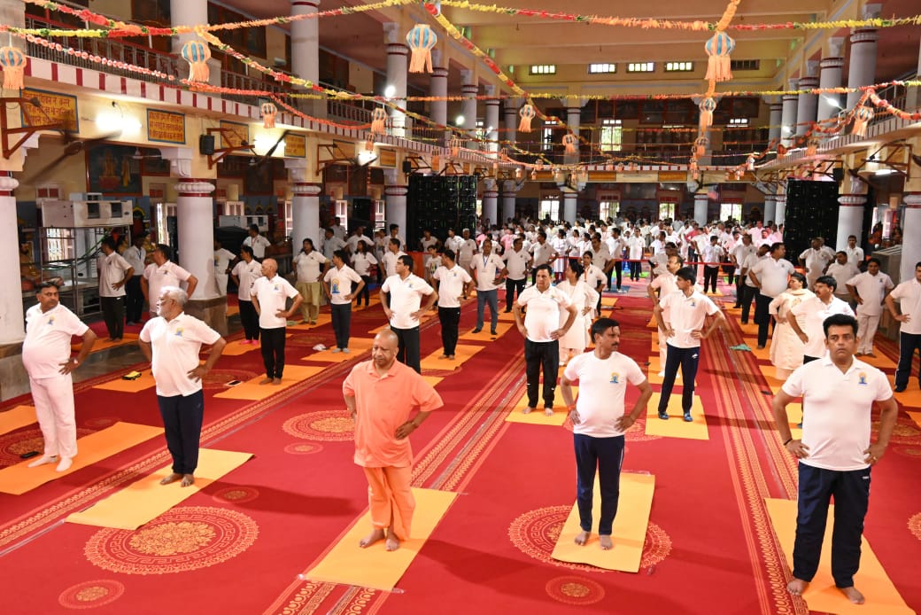 अंतरराष्ट्रीय योग दिवस पर गोरखनाथ मंदिर में सामूहिक योगाभ्यास किया सीएम योगी ने*