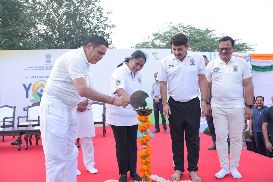अंतरराष्ट्रीय योग दिवस पर दिल्ली में आयोजित कार्यक्रम के यह दोनों फोटो मुख्यमंत्री रेखा गुप्ता ने एक्स पर साझा किए हैं। अंतरराष्ट्रीय योग दिवस पर दिल्ली में आयोजित कार्यक्रम के यह दोनों फोटो मुख्यमंत्री रेखा गुप्ता ने एक्स पर साझा किए हैं।