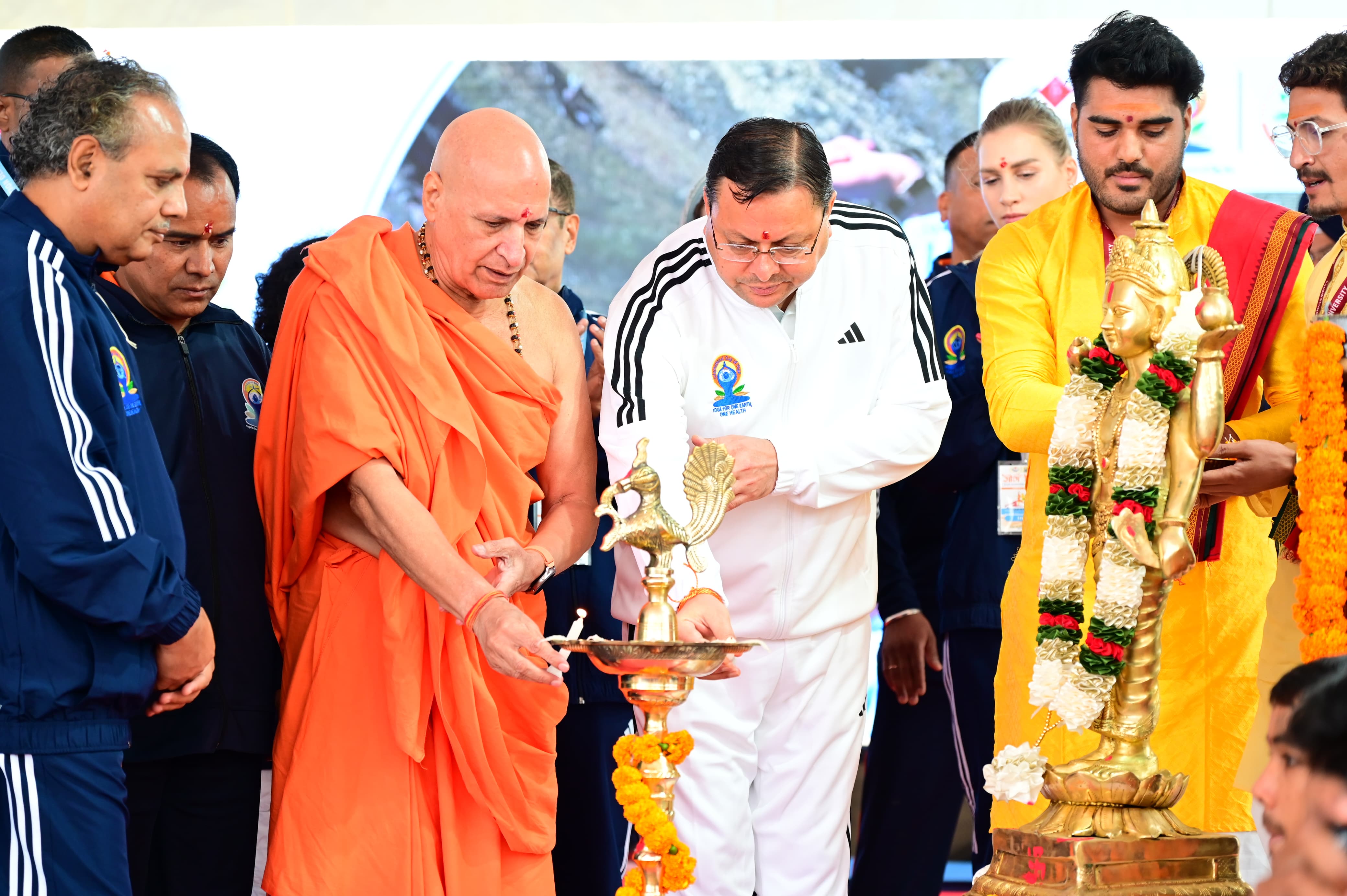 भराड़ीसैंण (गैरसैंण) में 11वें अंतरराष्ट्रीय योग दिवस कार्यक्रम का शुभारंभ करते मुख्यमंत्री धामी। भराड़ीसैंण (गैरसैंण) में 11वें अंतरराष्ट्रीय योग दिवस कार्यक्रम का शुभारंभ करते मुख्यमंत्री धामी।