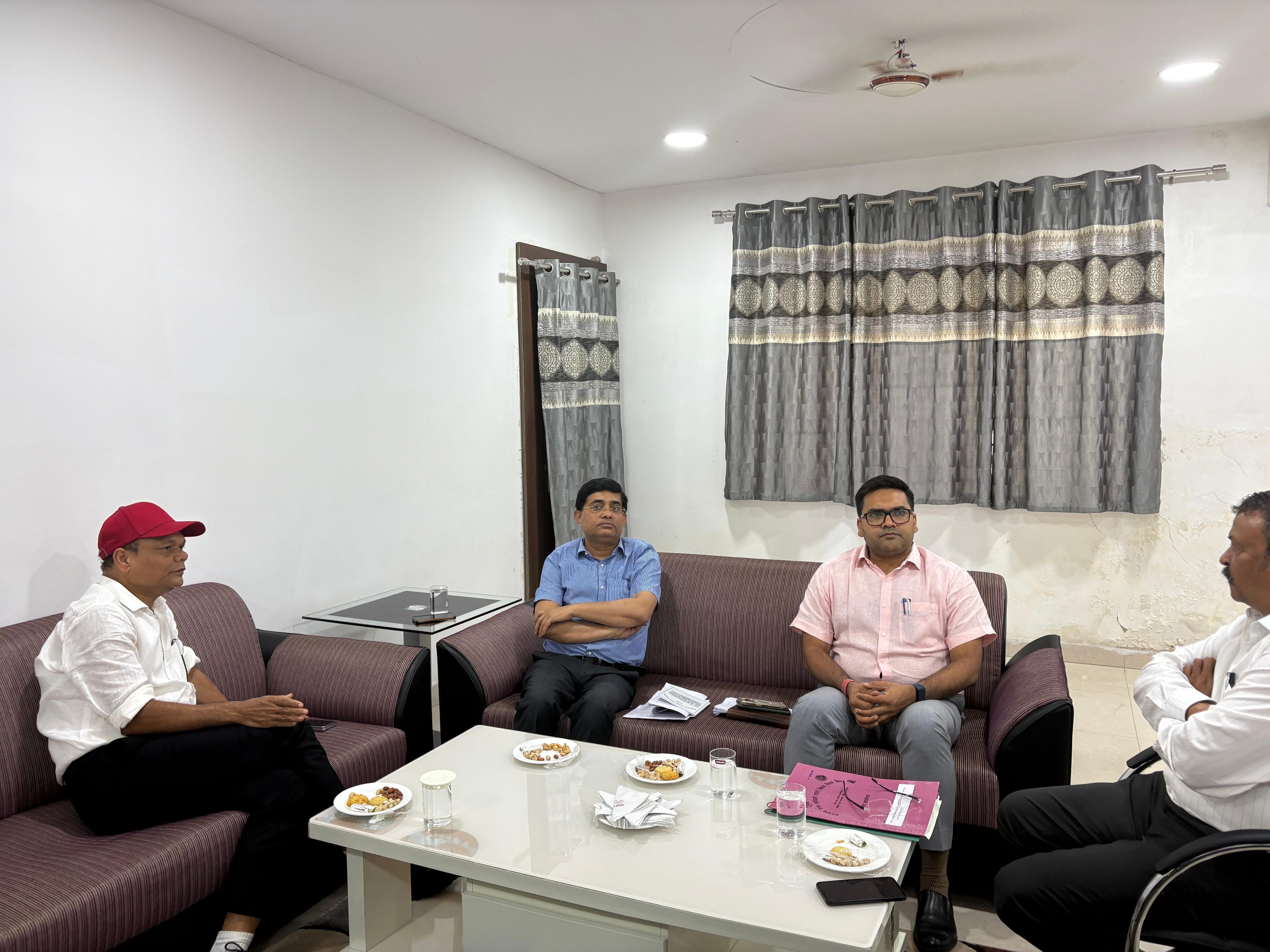बैठक करते हुए मंत्री सहित अन्य बैठक करते हुए मंत्री सहित अन्य