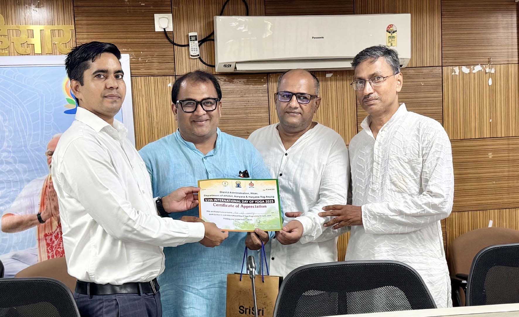 आर्ट ऑफ लिविंग के पदाधिकारियों को सम्मानित करते नगराधीश हरिराम। आर्ट ऑफ लिविंग के पदाधिकारियों को सम्मानित करते नगराधीश हरिराम।