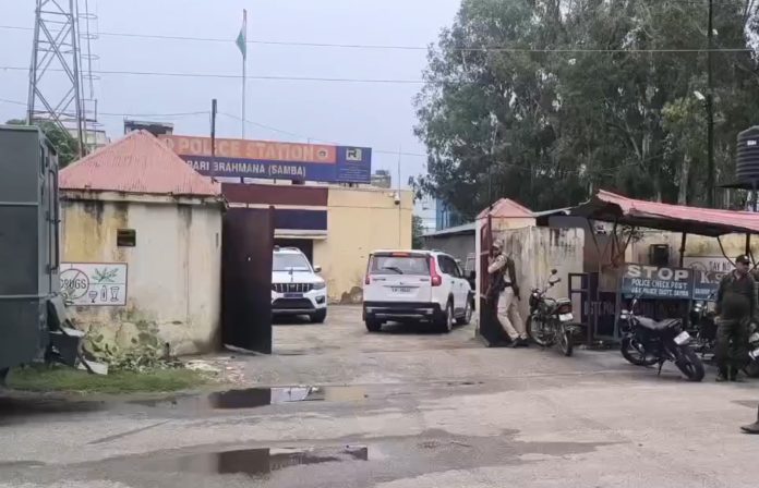 आतंकवाद विरोधी अभियान के दौरान तीन लोगों को पूछताछ के लिए लिया गया हिरासत में आतंकवाद विरोधी अभियान के दौरान तीन लोगों को पूछताछ के लिए लिया गया हिरासत में