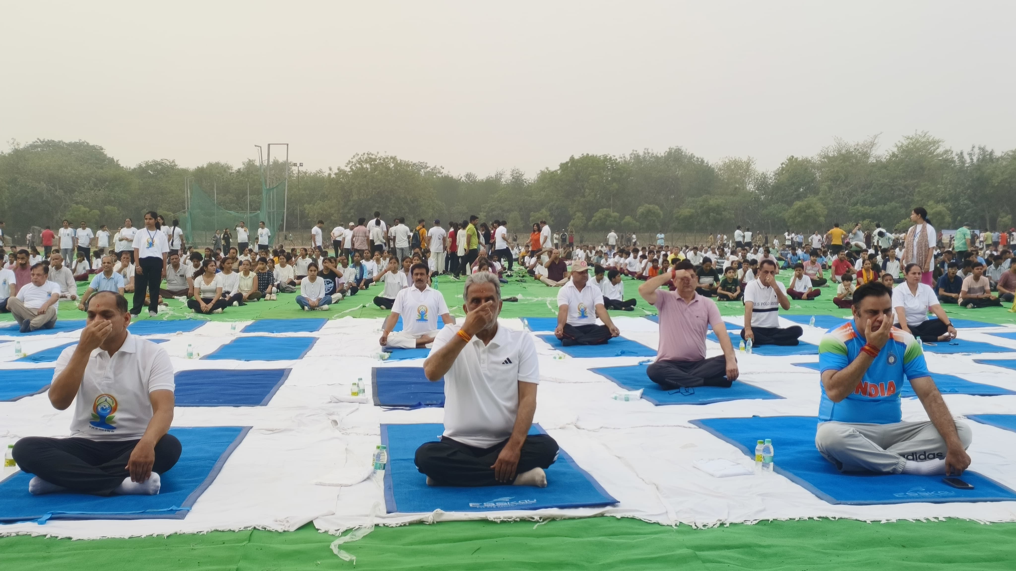 अंतर्राष्ट्रीय योग दिवस पर आयोजित कार्यक्रम में योग करते केंद्रीय राज्यमंत्री कृष्णपाल गुर्जर् अंतर्राष्ट्रीय योग दिवस पर आयोजित कार्यक्रम में योग करते केंद्रीय राज्यमंत्री कृष्णपाल गुर्जर्