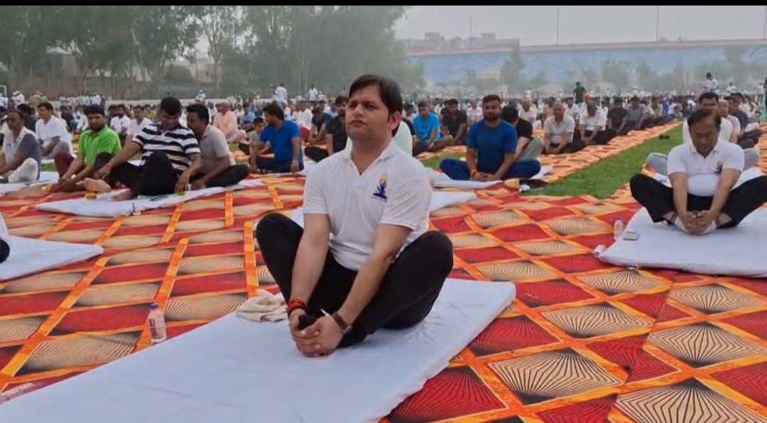 रेल मंत्री गौरव गौतम योग करते हुए रेल मंत्री गौरव गौतम योग करते हुए