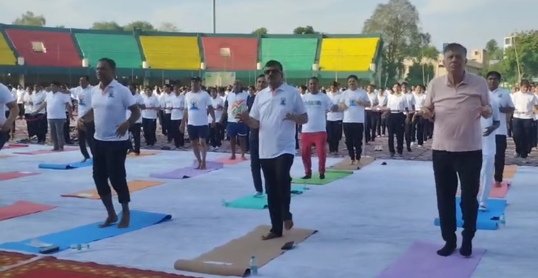 अंतरराष्ट्रीय योग दिवस पर योग करते हैं विधानसभा अध्यक्ष सतीश महाना व अन्य अंतरराष्ट्रीय योग दिवस पर योग करते हैं विधानसभा अध्यक्ष सतीश महाना व अन्य