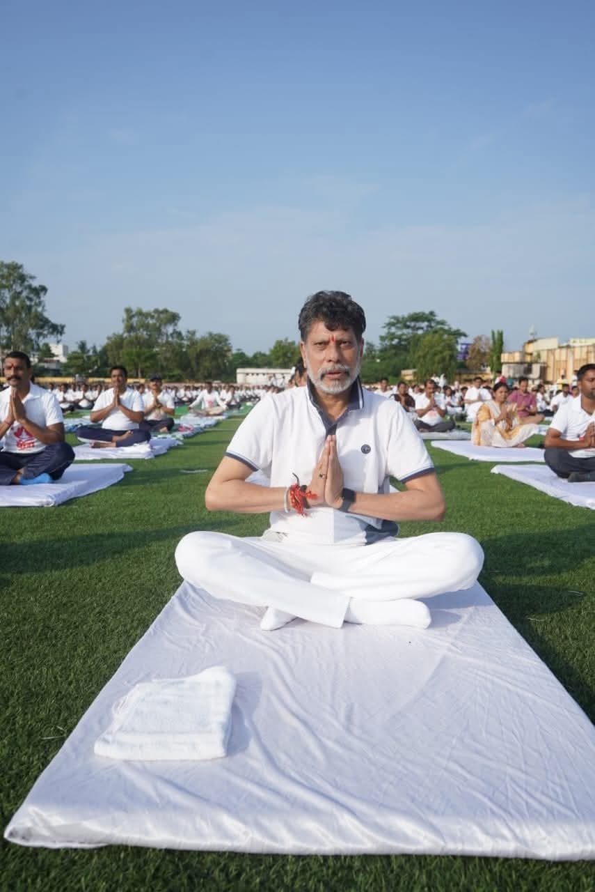 किरण सिंहदेव जगदलपुर के इंदिरा प्रियदर्शनी स्टेडियम में सामूहिक योगाभ्यास में हुए शामिल किरण सिंहदेव जगदलपुर के इंदिरा प्रियदर्शनी स्टेडियम में सामूहिक योगाभ्यास में हुए शामिल