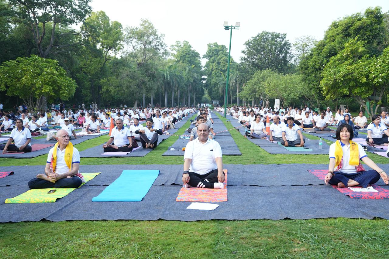 अंतरराष्ट्रीय योग दिवस के अवसर पर नई दिल्ली स्थित लोधी गार्डन में आयोजित योग सत्र में भाग लेते दिल्ली विधानसभा अध्यक्ष विजेंद्र गुप्ता अंतरराष्ट्रीय योग दिवस के अवसर पर नई दिल्ली स्थित लोधी गार्डन में आयोजित योग सत्र में भाग लेते दिल्ली विधानसभा अध्यक्ष विजेंद्र गुप्ता