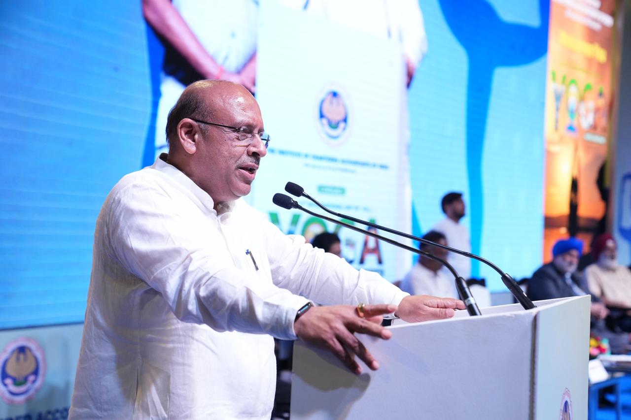 दिल्ली में भारतीय चार्टर्ड एकाउंटेंट्स संस्थान द्वारा आयोजित अंतरराष्ट्रीय योग दिवस समारोह को संबोधित करते दिल्ली विधानसभा अध्यक्ष विजेंद्र दिल्ली में भारतीय चार्टर्ड एकाउंटेंट्स संस्थान द्वारा आयोजित अंतरराष्ट्रीय योग दिवस समारोह को संबोधित करते दिल्ली विधानसभा अध्यक्ष विजेंद्र