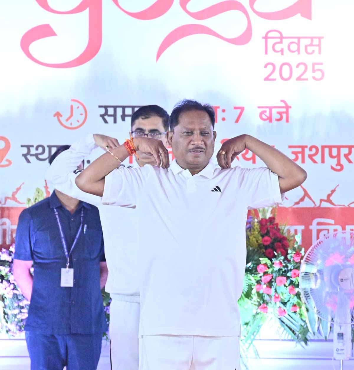मुख्यमंत्री विष्णुदेव साय याेग करते हुए मुख्यमंत्री विष्णुदेव साय याेग करते हुए