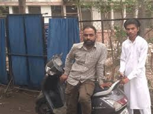 पाेस्टमार्टम रुम के बाहर परिजन पाेस्टमार्टम रुम के बाहर परिजन