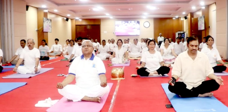 भोपालः राज्यपाल पटेल के नेतृत्व में राजभवन में हुआ सामूहिक योगाभ्यास भोपालः राज्यपाल पटेल के नेतृत्व में राजभवन में हुआ सामूहिक योगाभ्यास
