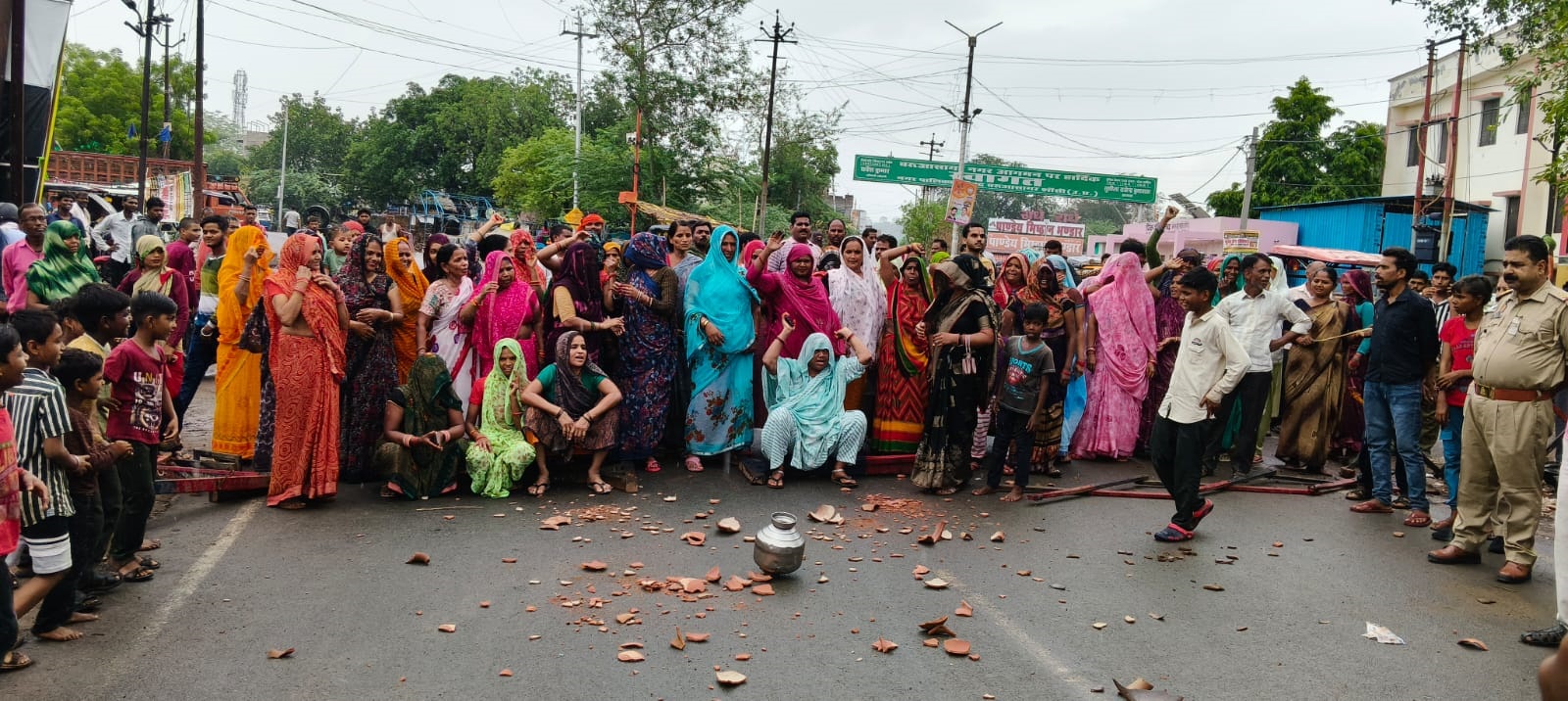 जाम लगाकर प्रदर्शन करती महिलाएं जाम लगाकर प्रदर्शन करती महिलाएं