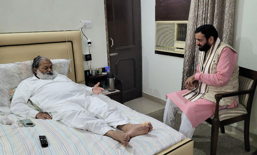 हरियाणा के मुख्यमंत्री नायब सैनी ऊर्जा मंत्री अनिल विज का हालचाल पूछते हुए हरियाणा के मुख्यमंत्री नायब सैनी ऊर्जा मंत्री अनिल विज का हालचाल पूछते हुए