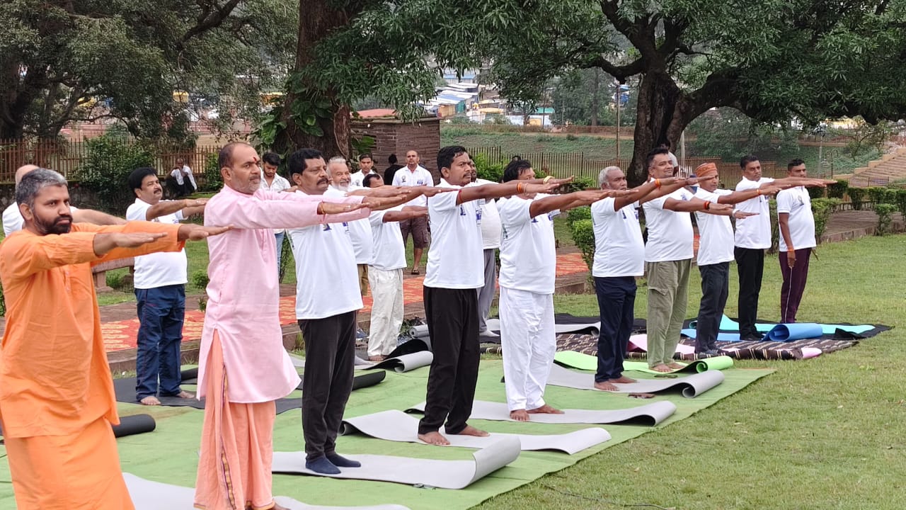अमरकंटक में सामूहिक योग अभ्यास अमरकंटक में सामूहिक योग अभ्यास