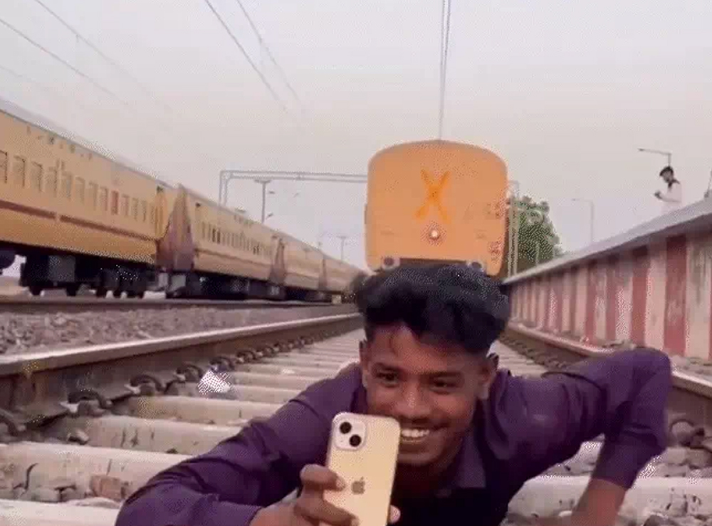 रेलवे पटरी पर सोकर अपने ऊपर से रेल गुजरने की रील बनाकर इंस्टाग्राम पर अपलोड, पुलिस ने हिरासत में लिया