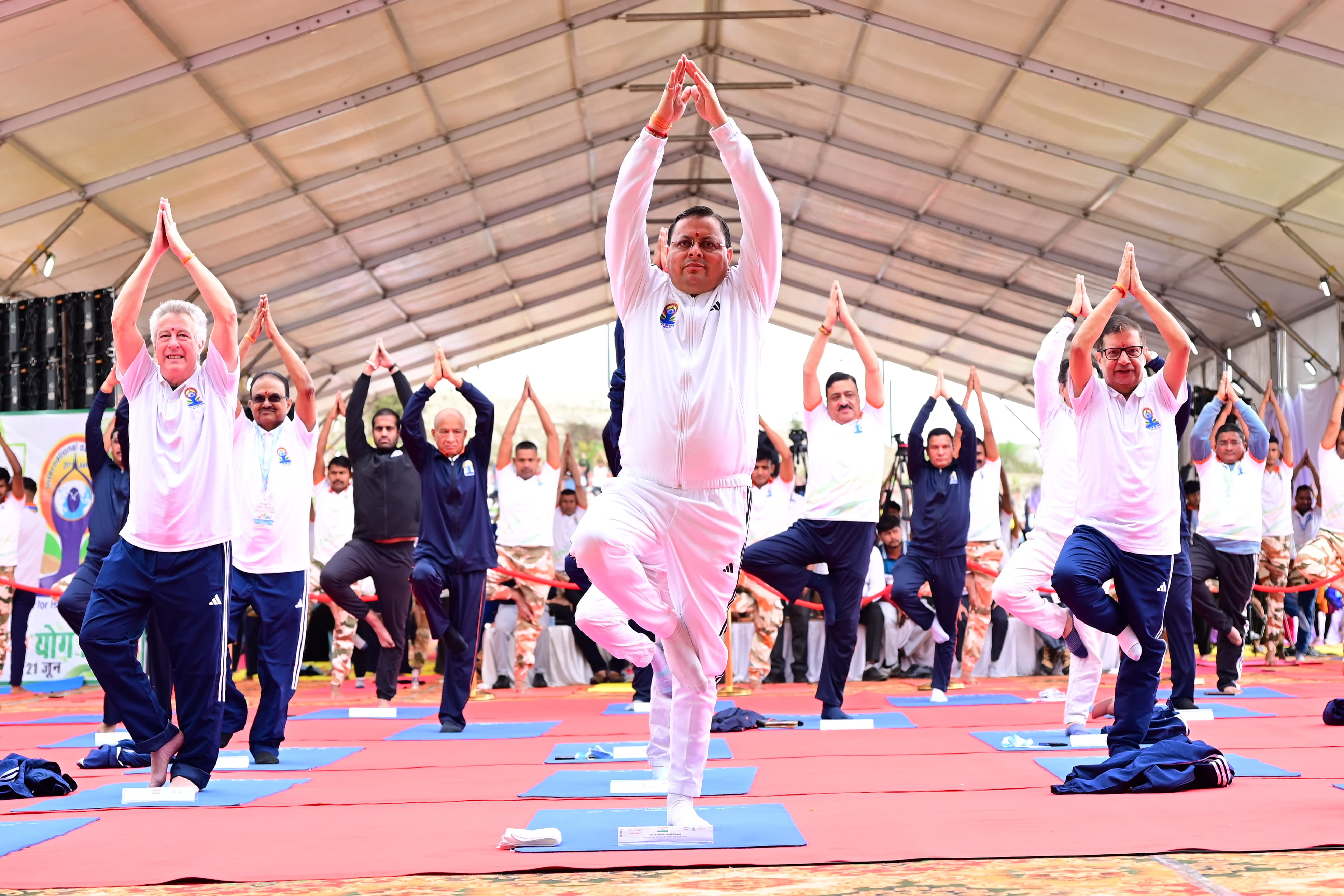 भराड़ीसैंण (गैरसैंण) में 11वें अंतरराष्ट्रीय योग दिवस पर मुख्यमंत्री धामी योग करते। भराड़ीसैंण (गैरसैंण) में 11वें अंतरराष्ट्रीय योग दिवस पर मुख्यमंत्री धामी योग करते।