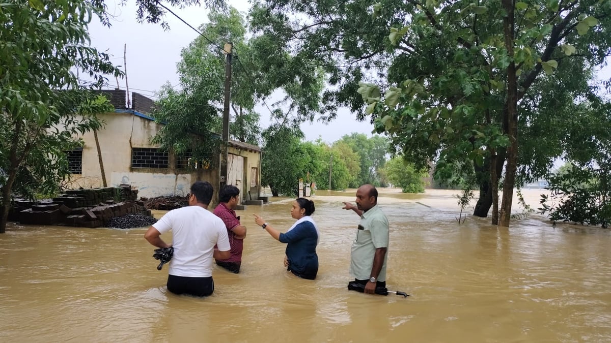 लगातार बरसात और डीवीसी के पानी के कारण दक्षिण बंगाल में बाढ़ जैसी स्थिति लगातार बरसात और डीवीसी के पानी के कारण दक्षिण बंगाल में बाढ़ जैसी स्थिति