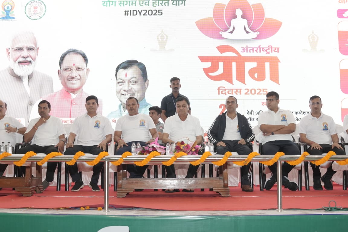 कोरबा : कैबिनेट मंत्री श्री देवांगन के सानिध्य में सामूहिक योग कार्यक्रम हुआ आयोजित, स्वस्थ जीवनशैली का दिया संदेश कोरबा : कैबिनेट मंत्री श्री देवांगन के सानिध्य में सामूहिक योग कार्यक्रम हुआ आयोजित, स्वस्थ जीवनशैली का दिया संदेश