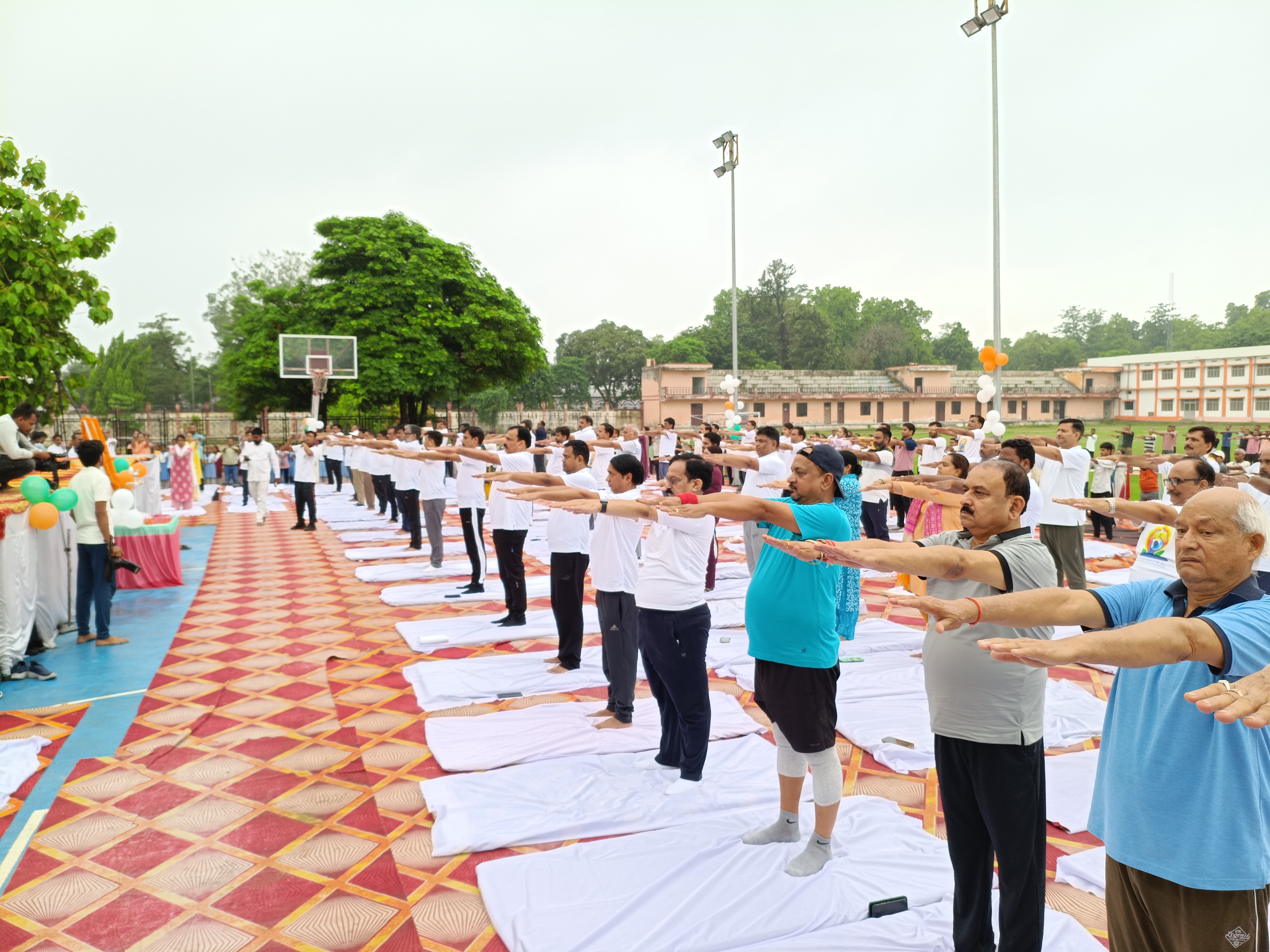 योग दिवस के अवसर पर नीरज शेखर व अन्य योग दिवस के अवसर पर नीरज शेखर व अन्य
