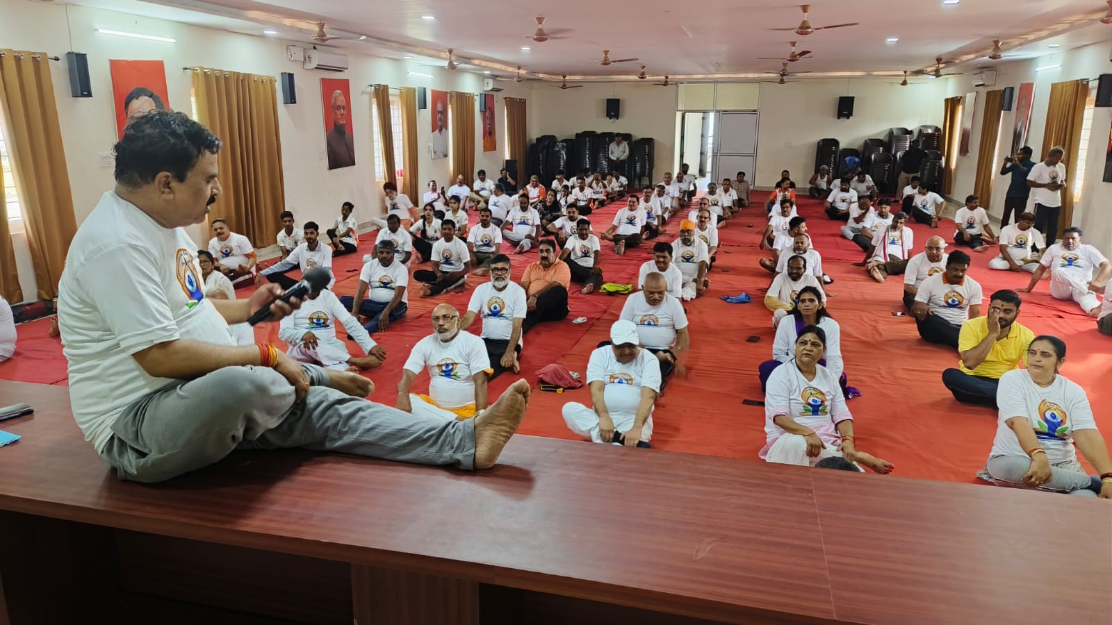 कार्यकर्ताओं को योग कराते कानपुर बुंदेलखंड क्षेत्रीय अध्यक्ष प्रकाश पाल कार्यकर्ताओं को योग कराते कानपुर बुंदेलखंड क्षेत्रीय अध्यक्ष प्रकाश पाल