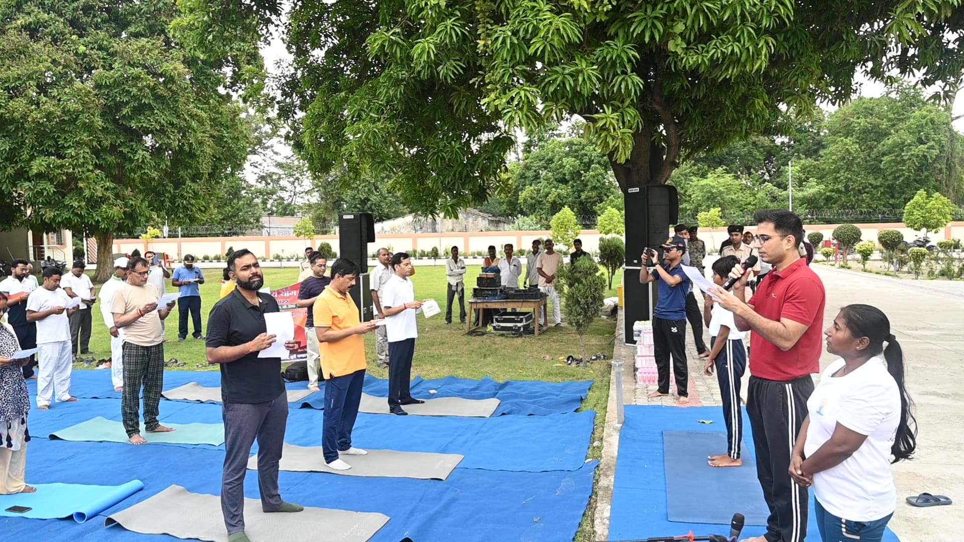 योग्याभ्यास के साथ मतदान करने की शपथ दिलाते डीएम योग्याभ्यास के साथ मतदान करने की शपथ दिलाते डीएम