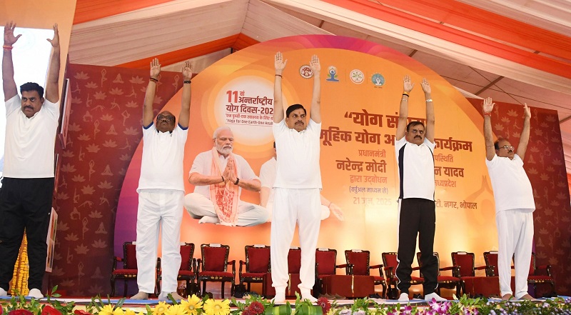 मुख्यमंत्री ने अटल पथ पर किया योगाभ्यास मुख्यमंत्री ने अटल पथ पर किया योगाभ्यास