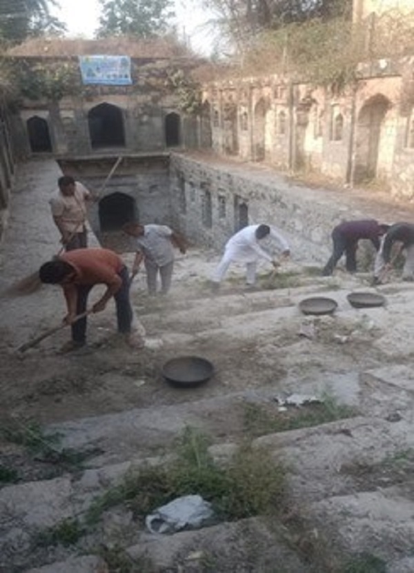 प्राचीन बावड़ी की सफाई
