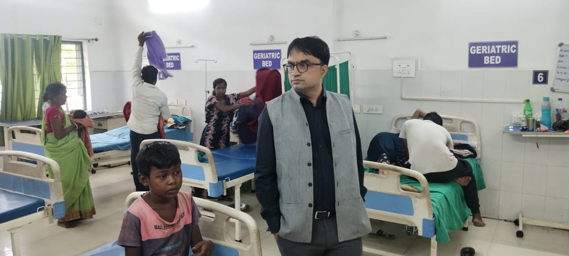 मरीज से मिले डीसी फ़ैज़ अक अहमद मुमताज