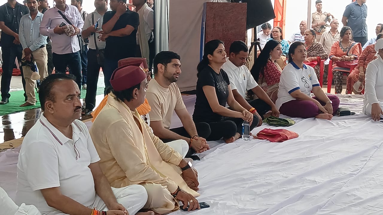 योगाभ्यास करते विशिष्ट जन योगाभ्यास करते विशिष्ट जन