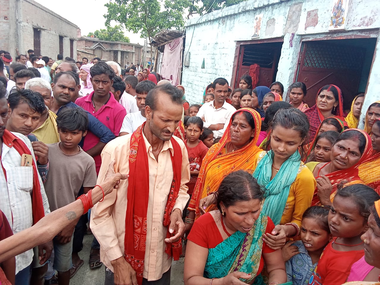 10 वर्षीय बालक लड्डू कुमार की हत्या के मामले में पुलिस ने छापेमारी कर मुख्य आरोपी नाबालिक केशव को गिरफ्तार किया 10 वर्षीय बालक लड्डू कुमार की हत्या के मामले में पुलिस ने छापेमारी कर मुख्य आरोपी नाबालिक केशव को गिरफ्तार किया
