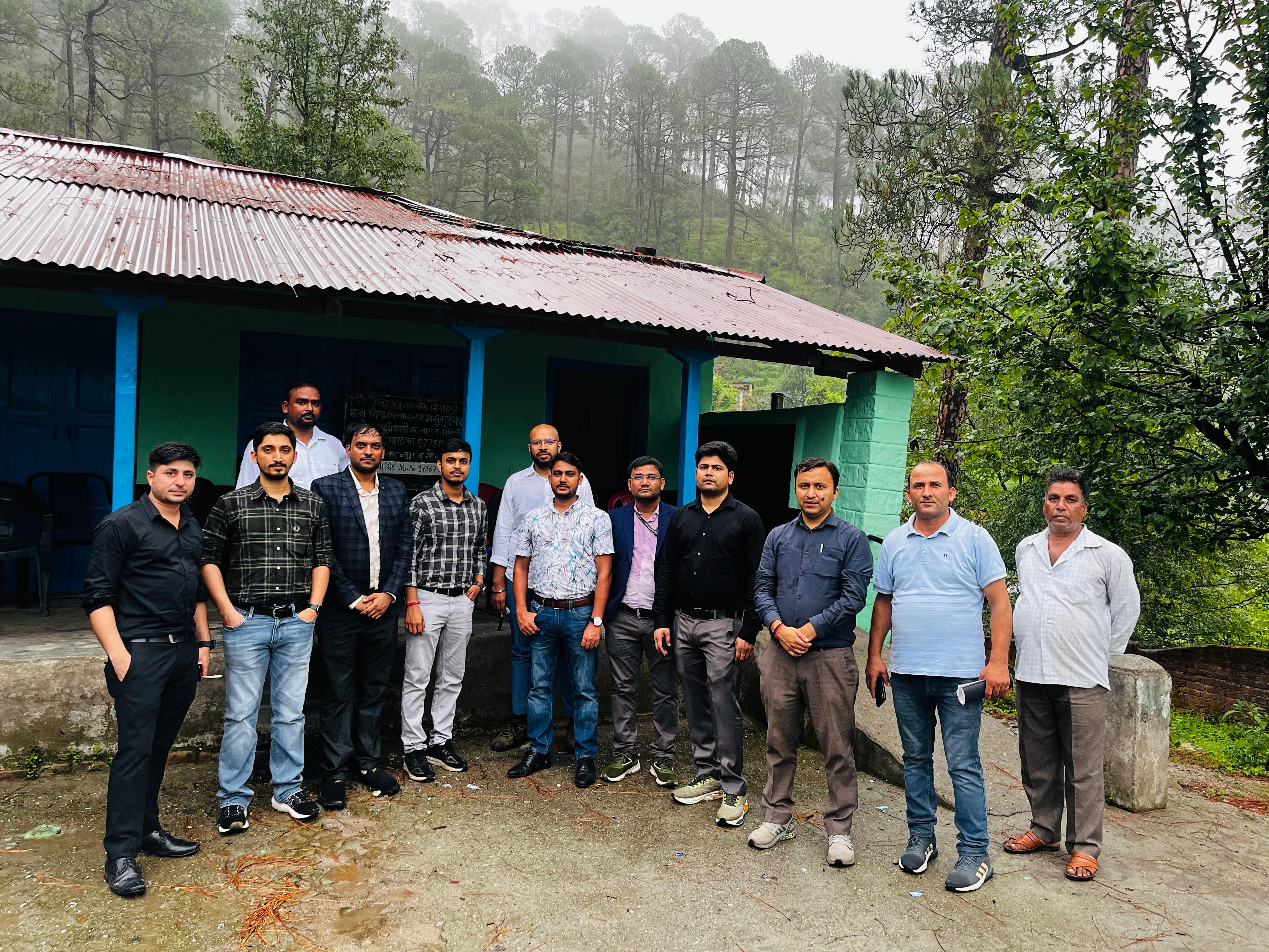 भारत निर्वाचन आयोग की टीम के सदस्य मतदान केंद्र का निरीक्षण करते हुए। भारत निर्वाचन आयोग की टीम के सदस्य मतदान केंद्र का निरीक्षण करते हुए।
