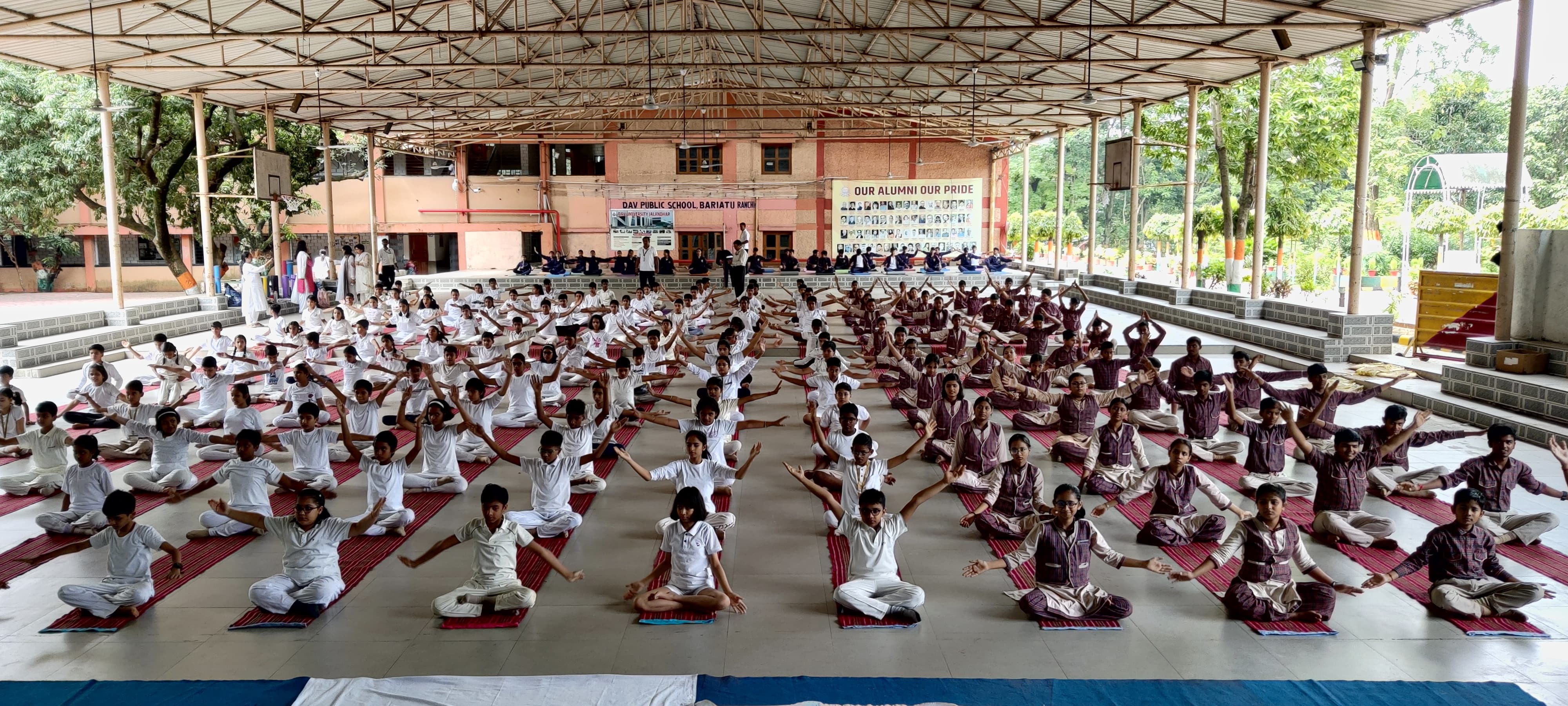 योगाभ्यास करते स्कूल के विद्यार्थी योगाभ्यास करते स्कूल के विद्यार्थी