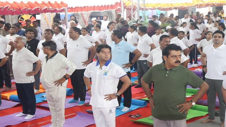 अंतरराष्ट्रीय योग दिवस पर पहली बार ऐतिहासिक राजवाड़ा में हुआ सामूहिक योग का कार्यक्रम अंतरराष्ट्रीय योग दिवस पर पहली बार ऐतिहासिक राजवाड़ा में हुआ सामूहिक योग का कार्यक्रम