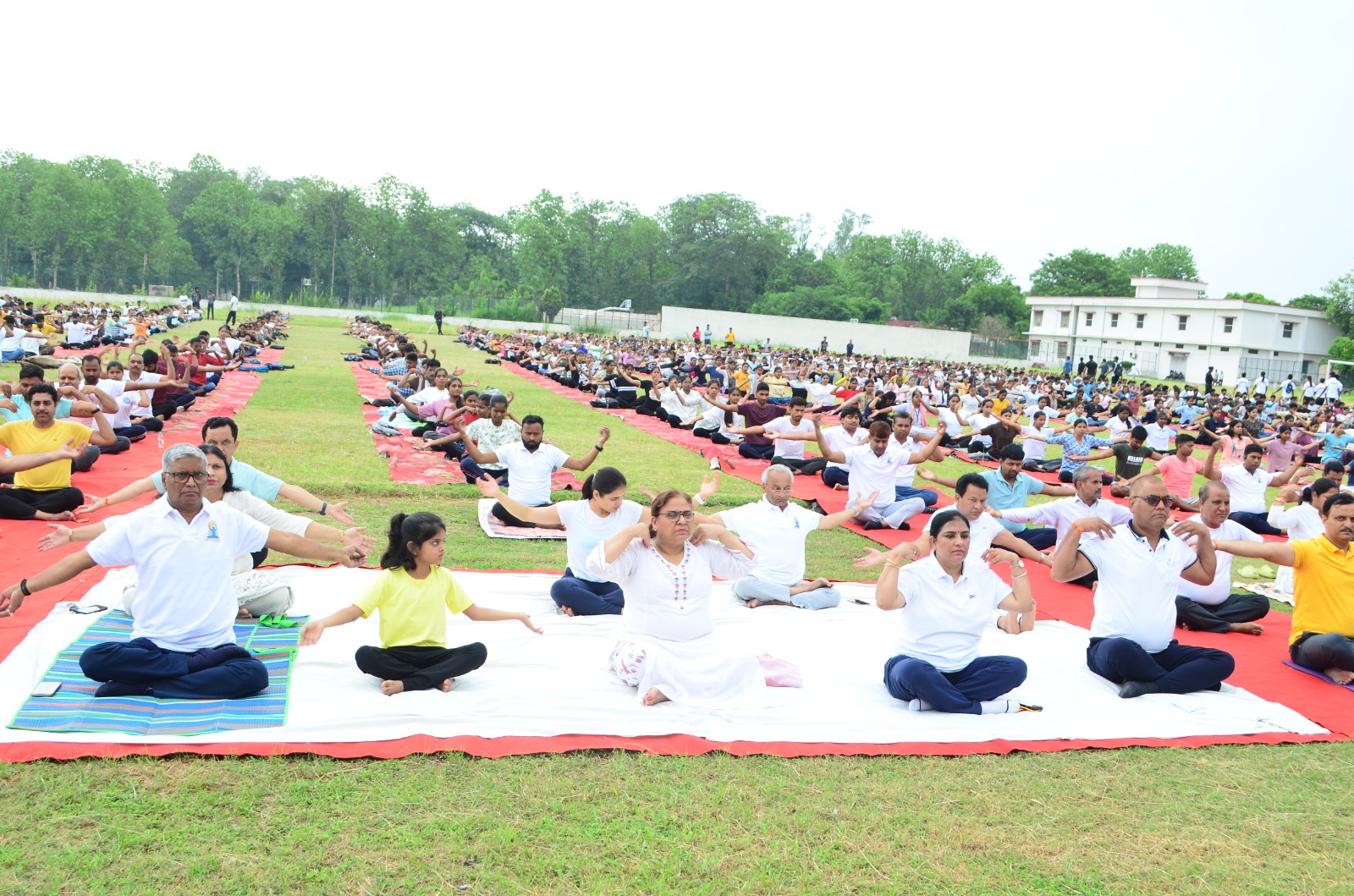 एक पृथ्वी, एक स्वास्थ्य’ के संदेश के साथ छात्रों, शिक्षकों और कर्मचारियों ने विश्व विद्यालय में एक साथ किया सूर्य नमस्कार* एक पृथ्वी, एक स्वास्थ्य’ के संदेश के साथ छात्रों, शिक्षकों और कर्मचारियों ने विश्व विद्यालय में एक साथ किया सूर्य नमस्कार*